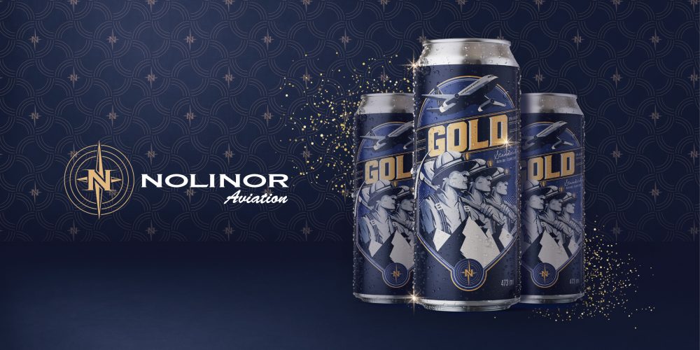 Canettes de bière Gold empilées sur un fond bleu, avec le logo Nolinor Aviation à gauche et des motifs dorés.