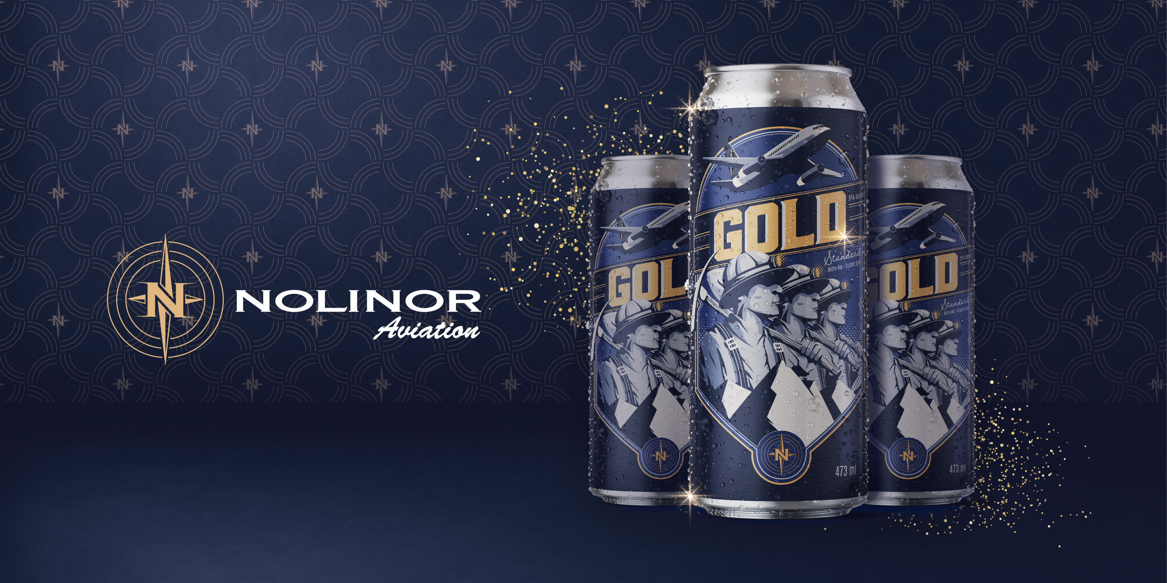 Canettes de bière Gold empilées sur un fond bleu, avec le logo Nolinor Aviation à gauche et des motifs dorés.