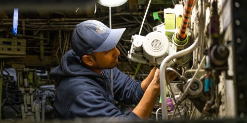 Un technicien d'entretien de Nolinor Aviation répare un Boeing 737.