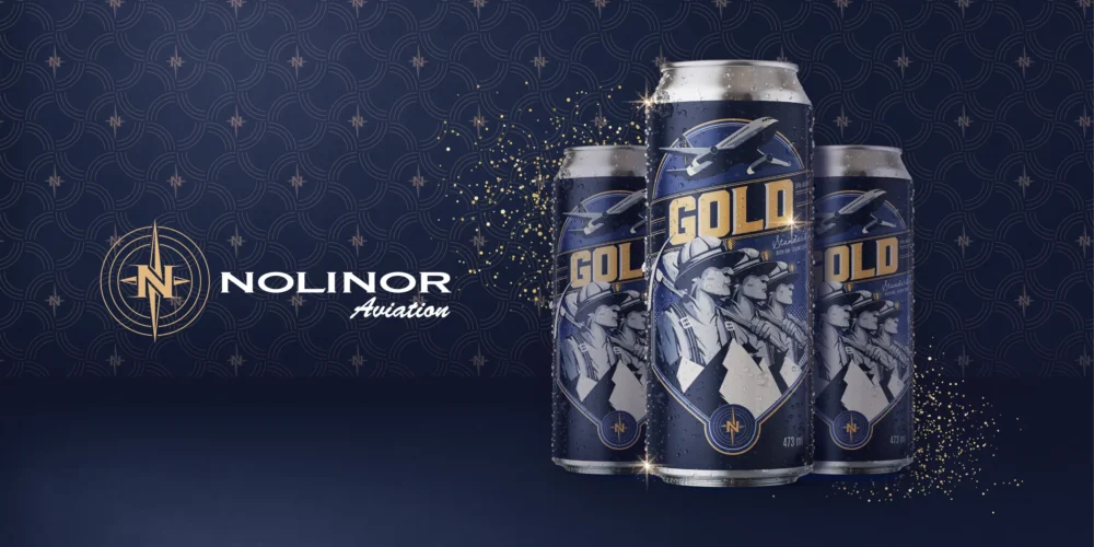 Canettes de bière Gold empilées sur un fond bleu, avec le logo de Nolinor Aviation à gauche et des motifs dorés.
