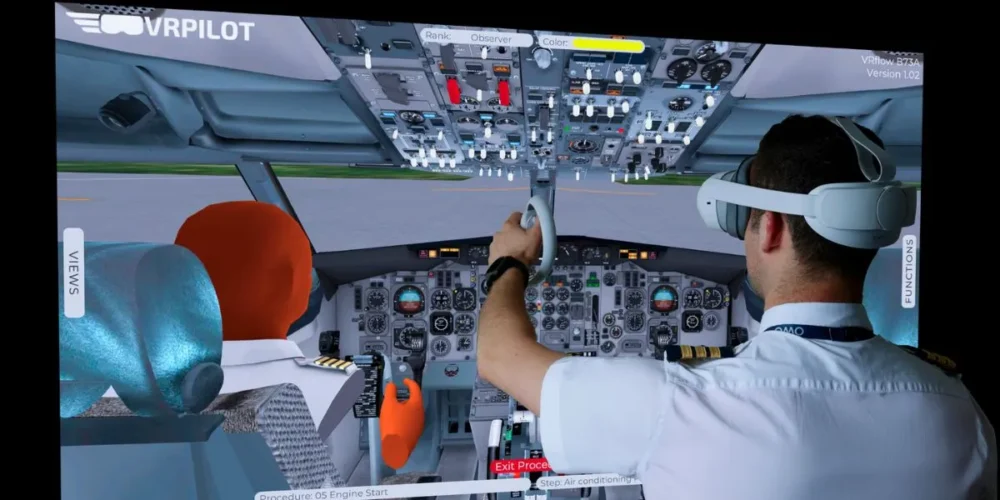 Un pilote en uniforme utilise un simulateur de vol avec un casque VR, interagissant avec le tableau de bord d'un cockpit. Un passager en arrière-plan observe.